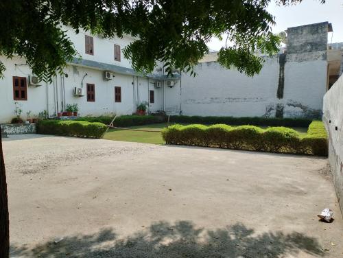 ファリーダーバードにあるMayur Hotel Near IMT College, Faridabadの白い家