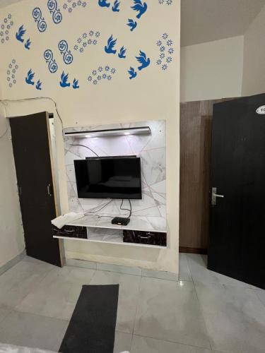 ファリーダーバードにあるMayur Hotel Near IMT College, Faridabadの青鳥の壁