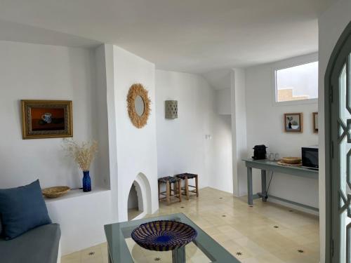 una sala de estar con un sofá y una mesa en Dar Sharqi, Authentic Riad with Panoramic Sea View in Tangier, en Tánger
