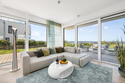 un salon avec un canapé et une table dans l'établissement Ferienhaus Villa Maparenii Olpenitz, à Olpenitz