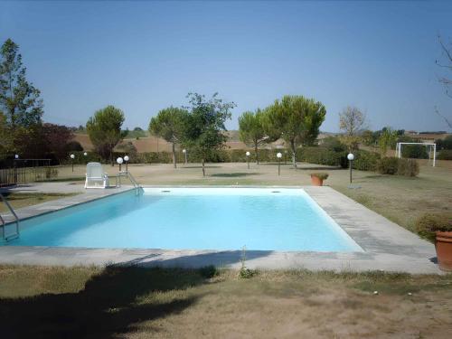 モンテ・サン・サヴィーノにあるHoliday home in Monte San Savino 23547の庭の青い大型スイミングプール