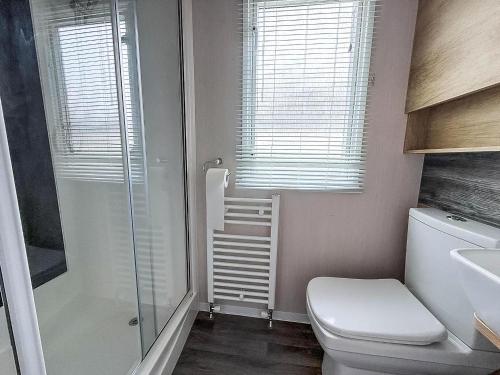 洛斯托夫特Homely Caravan With Decking And Wifi In Lowestoft Ref 12097B的配有马桶、淋浴和水槽的浴室