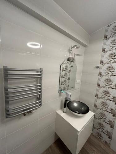 a bathroom with a black sink and a mirror at Pokoje Gościnne Angelika in Swarzewo