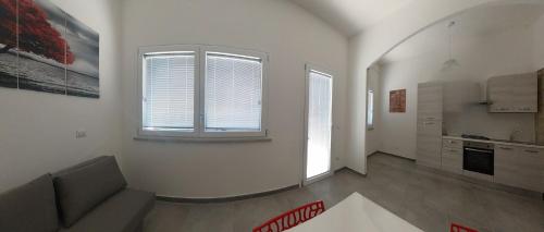 Кухня или мини-кухня в SantAntioco Red Apartment with 2-Way Air Con
