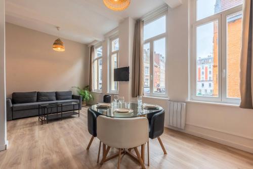 un salon avec une table et un canapé dans l'établissement Lille Gares - 50m2 apartment!, à Lille