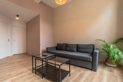 un salon avec un canapé et une table dans l'établissement Lille Gares - 50m2 apartment!, à Lille