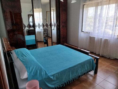 een ziekenhuiskamer met een bed met een blauw laken bij STELLA MARINA a 10 minuti dal mare in Formia