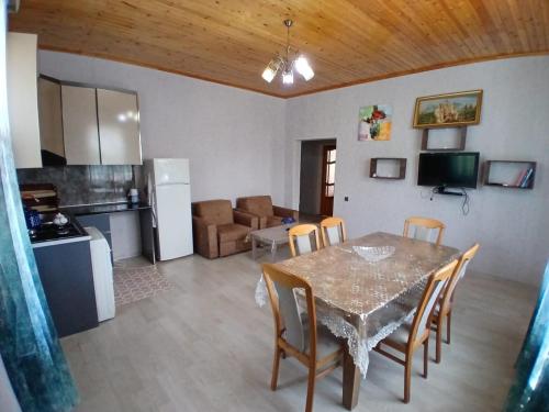 Una cocina o cocineta en Qəbələ Vəndam