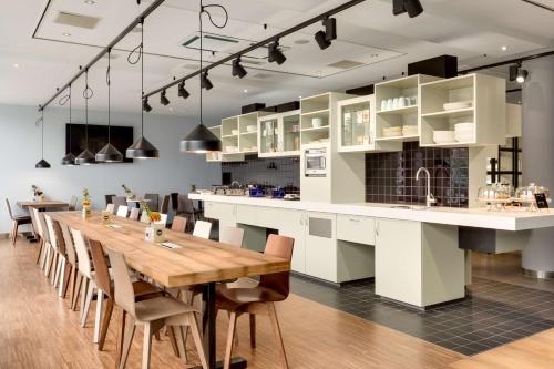 Un restaurante u otro lugar para comer en NH Groningen Hotel
