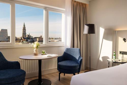 Postel nebo postele na pokoji v ubytování NH Groningen Hotel
