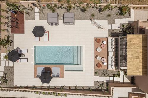 ハニア・タウンにあるVilla Agali I "Free" heated pool & 70m to Sea!のプールのあるリゾートの航空写真