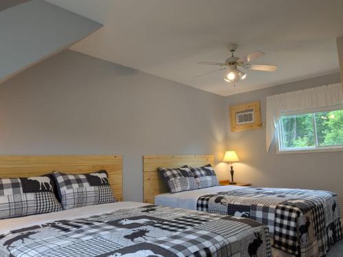 Ένα ή περισσότερα κρεβάτια σε δωμάτιο στο Dwight Village Motel