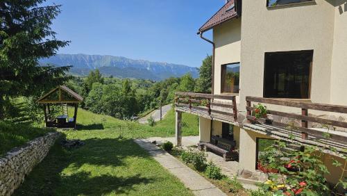 een huis met uitzicht op een berg bij La Kaifas in Fundata