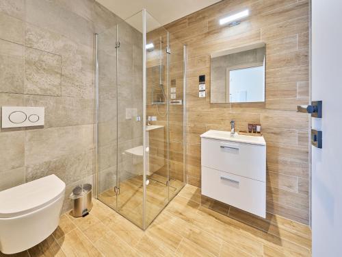 Bilik mandi di Apartment Luxury Mountain Home with large terrace by Interhome