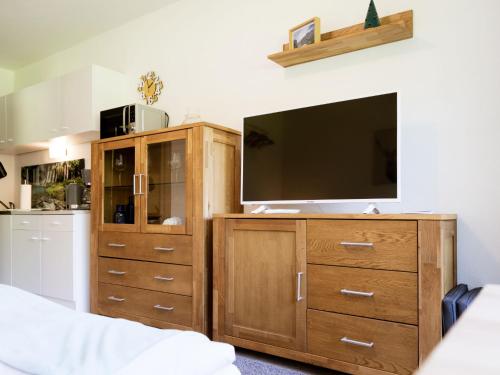 - une chambre avec un grand centre de divertissement et une télévision à écran plat dans l'établissement Apartment Studio Esche 4 by Interhome, à Ellmau