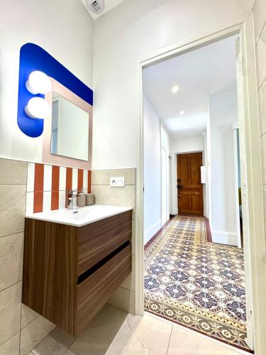 a bathroom with a sink and a mirror at Le Bastille, 6 pers, 300 m gare, Climatisation in Grenoble