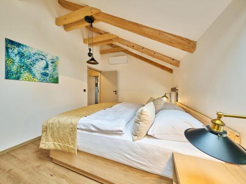 Katil atau katil-katil dalam bilik di Apartment Luxury Mountain Attic by Interhome