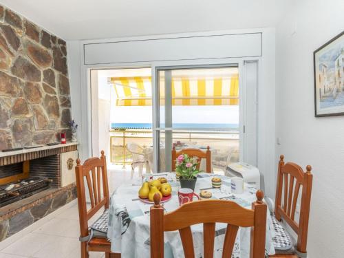 een eetkamer met een tafel met fruit erop bij Apartment Bahia by Interhome in Cunit