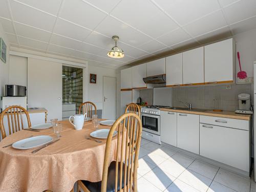 Η κουζίνα ή μικρή κουζίνα στο Holiday Home Les Tourelles by Interhome
