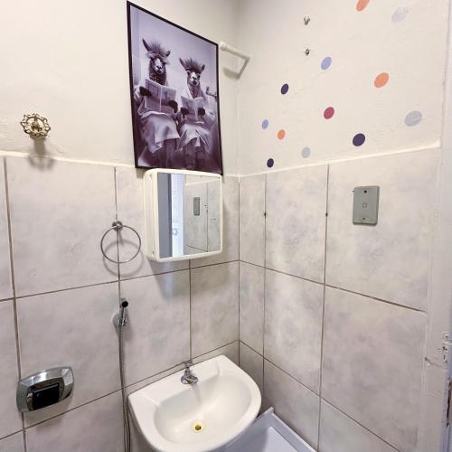 une salle de bains avec toilettes et lavabo dans l'établissement Apê Marie I Maletta, Mercado Central e Minascentro, à Belo Horizonte