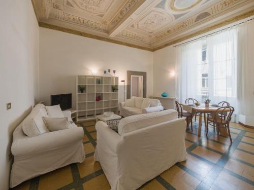 un salon avec deux canapés et une table dans l'établissement Apartment appartamento Galleria by Interhome, à Camaiore
