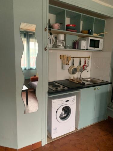 una cucina con lavatrice e lavatrice di Studio Otelito Perpignan a Perpignano