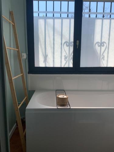 una stanza con una finestra e un cestino sul bancone di Studio Otelito Perpignan a Perpignano