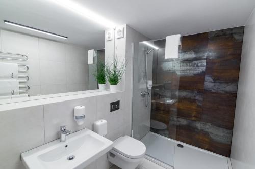 Ванна кімната в Hotel Browar Wiatr