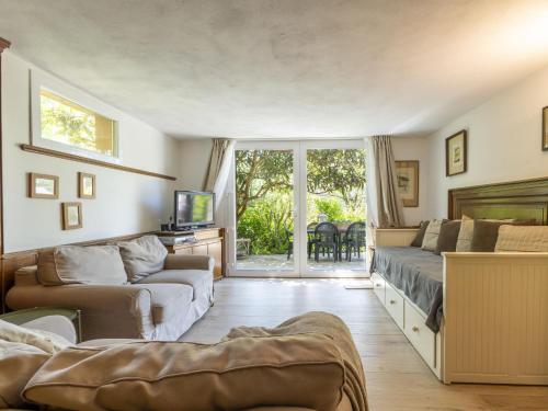 un salon avec un lit et un canapé dans l'établissement Villa Il Castagneto by Interhome, à Pisogne