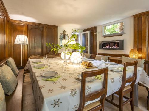 une salle à manger avec une table et un chiffon de table blanc dans l'établissement Villa Il Castagneto by Interhome, à Pisogne