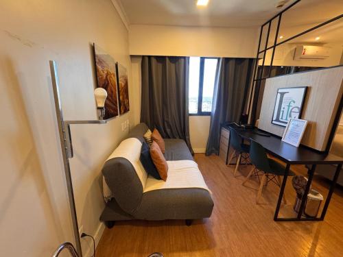 a living room with a couch and a desk at Nobile Congonhas in Sao Paulo