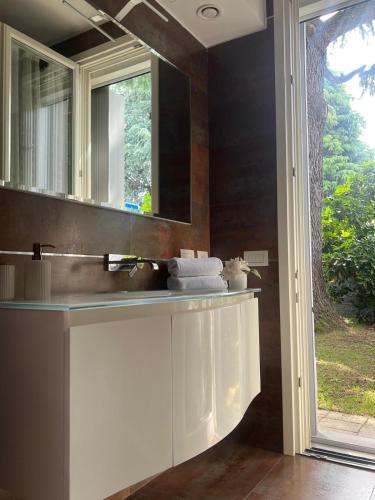 a bathroom with a sink and a mirror at Comfortable apartment - Monza park with garage in Biassono