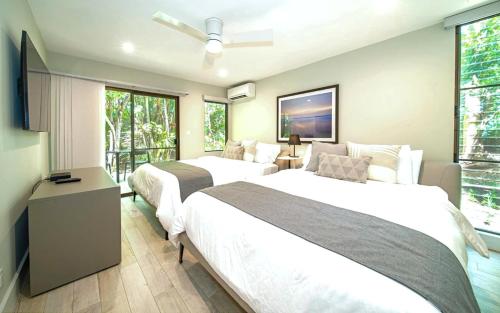 una camera d'albergo con due letti e una tv di NEW KBM Resorts Ocean Views FREE CAR Wailea Ekahi 1-Bedroom Condo with Luxury Amenities WKV-45C a Wailea