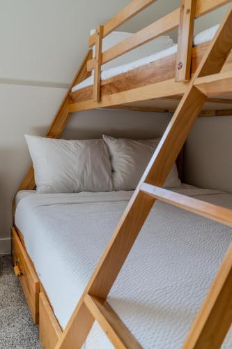 Katil atau katil-katil dalam bilik di Mountain View Hideaway - BBQ, Beach Access