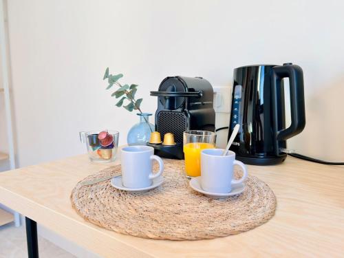 مرافق لصنع الشاي والقهوة في Coliving - Private Shower - Bfast & Terrace Dining