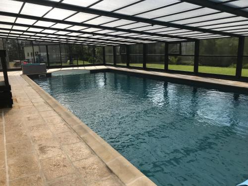 une grande piscine avec dans l'établissement Gites de Kermoel, Molene, à Kernascléden