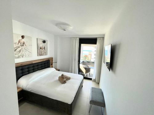 Posteľ alebo postele v izbe v ubytovaní Apartamento de 3 dormitorios, piscina y parking