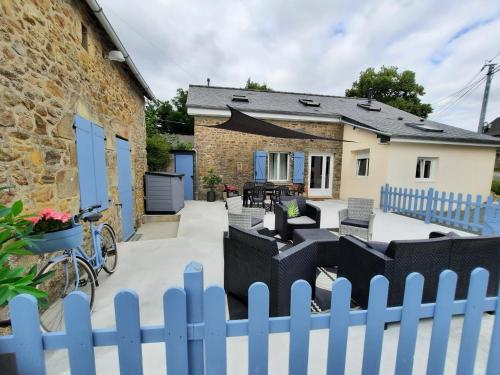 une clôture bleue devant une maison dans l'établissement Gite de la Levrotiere - Alpes Mancelle, à Saint-Aubin-du-Désert