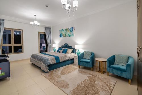 Ένα ή περισσότερα κρεβάτια σε δωμάτιο στο Amazing BeachFront Apartments near Atlantis Waterpark by Simply Comfort Sarai Palm Jumeirah