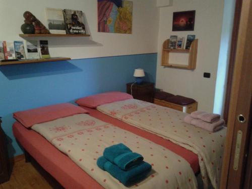 a bedroom with a bed with two towels on it at B&B Il Castello Lago Maggiore con TERRAZZA in Cossogno