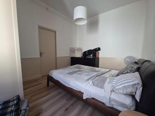 パラヴァ・レ・フロにあるBel appart rénové centre villageの部屋にベッドがある寝室