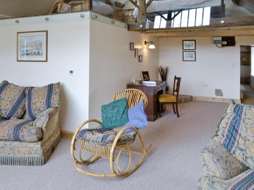 a living room with two chairs and a couch at Shrubberies Cottage - Dc5472 in Skinningrove