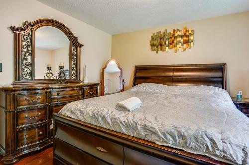 8 Mi to Long Beach Cozy Apt with Fenced Yard!にあるベッド
