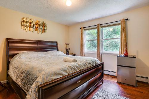 Baldwin8 Mi to Long Beach Cozy Apt with Fenced Yard!的一间带大床和窗户的卧室