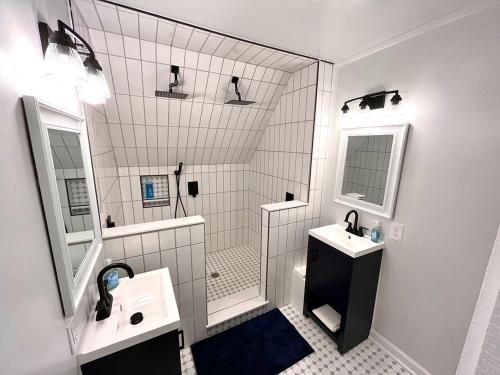 un bagno bianco con due lavandini e uno specchio di Historic Waterfront, Downtown, Boat Slip Avail a Swansboro