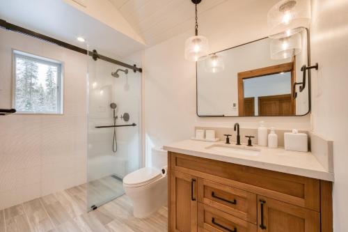 Un baño con lavabo, inodoro y ducha. en Splendid at Chamberlands by Tahoe Getaways - Chamberlands HOA, Private Hot Tub & Walk to Lake Tahoe, en Tahoma