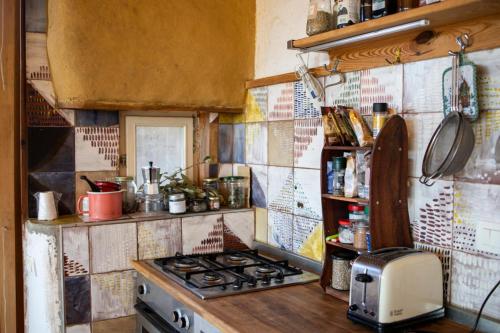 a kitchen with a stove and a toaster at ELIAS Residency in Rob
