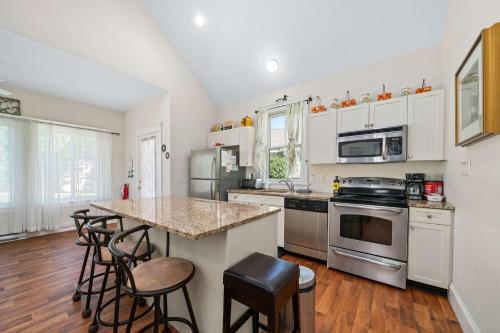 een keuken met roestvrijstalen apparatuur en een aanrecht bij The Sumac - 8 Natures in Cherry Valley