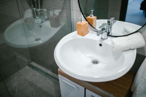 Ένα μπάνιο στο Modern Apartment in Prešov - Steps from DownTown & Parking