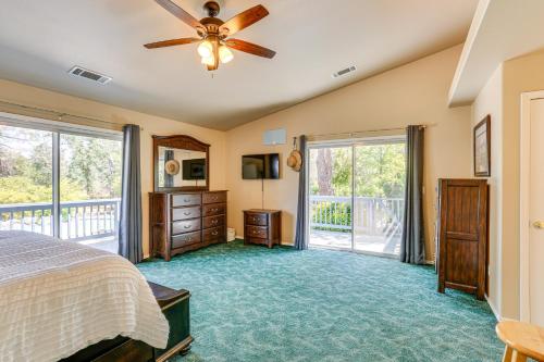 Voodi või voodid majutusasutuse 10 Mi to Redding Serene Escape with Spacious Yard! toas